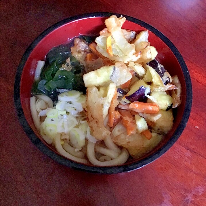 茄子と玉ねぎと人参のかき揚げうどん(ワカメ付き)